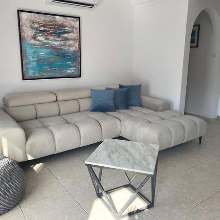 Central Pool-Side 2 Bedroom Apartment In Paphos Exterior foto