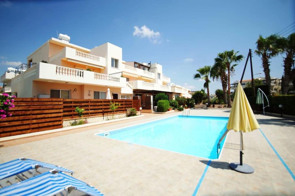 Central Pool-Side 2 Bedroom Apartment In Paphos Exterior foto