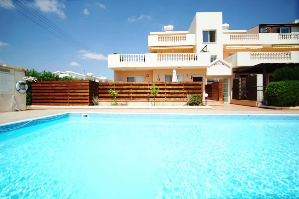 Central Pool-Side 2 Bedroom Apartment In Paphos Exterior foto