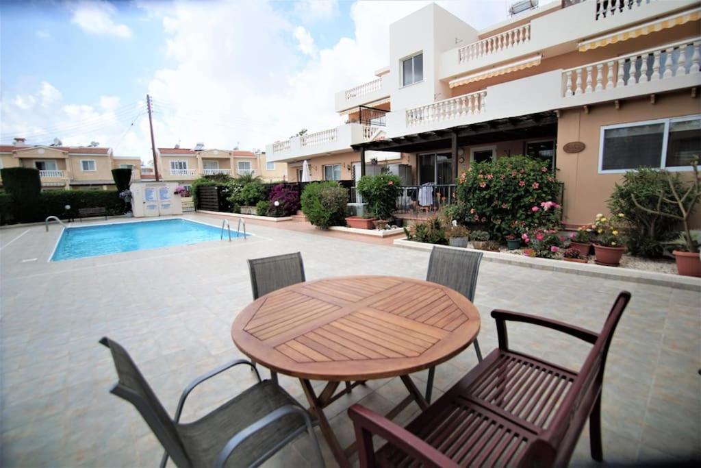 Central Pool-Side 2 Bedroom Apartment In Paphos Exterior foto