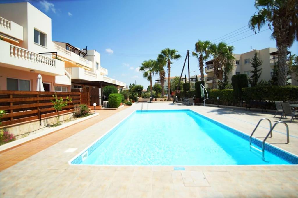 Central Pool-Side 2 Bedroom Apartment In Paphos Exterior foto