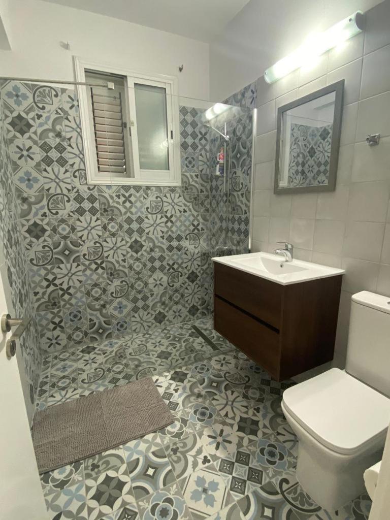 Central Pool-Side 2 Bedroom Apartment In Paphos Exterior foto